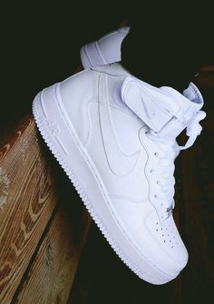 Tenis Streetwear, Air Force High Tops, Sepatu Air Jordan, Nike Air Force 1 High, Jordan Shoes Girls, Streetwear Mode, Tenis Nike, Nike Trainers