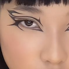 Asymmetrical Eyeliner, Cyberpunk Eyeliner, Simple Graphic Eyeliner, Artsy Eyeliner, Goth Eye Makeup, Eyeliner Shapes, Eyeliner Designs, 70s Makeup