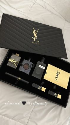 Koleksi Makeup, Koleksi Parfum, Luxury Lifestyle Dreams, Perfume Lover, Clipuri Video, Luxury Makeup, Rich Life, Luxury Perfume, Makeup Essentials