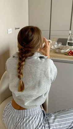 Chill Day Hairstyles, Autumnal Hairstyles, Healthy Hair Styles, Smart Hairstyles For Women, Gentle Hairstyles, Hairstyle Inspo Aesthetic, Hoodie Hairstyles, Academia Hairstyle, Basic Hairstyles