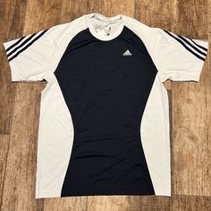 Adidas Climacool Tennis Crew Neck Shirt Sizes Available: Medium, Large And Xl Color: Navy White Condition: New With Tags Measurements Medium Pit To Pit: 22 In Length: 29 In Large Pit To Pit: 23.5 In Length: 31 In Extra Large Pit To Pit: 24.5in Length: 31 In Ig Poses, Pants Outfit Men, Adidas Climacool, Mens Athletic Wear, Men Stylish Dress, Fits Clothes, Black And White Shirt, Dri Fit Shirt, Adidas Shirt