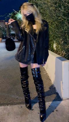 Sabrina Carpenter con un outfit negro hermosa como siempre. Concert Fit, Inspo Board, Looks Black, Amazing Outfits, Fit Inspo, Looks Vintage, Blonde Girl