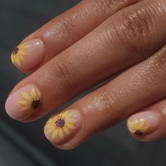 Corre pra ver as outras 27+ Ideias de Unha Decorada Girassol Yellow Sunflower Nails, Daisy Nails, Minimal Nails, Cute Gel Nails, Shellac Nails, Short Nail Designs, Yellow Sunflower