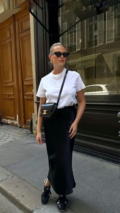 Black Midi Skirt Outfit Aesthetic, Midi Black Skirt Outfit, Marine Diet, Black Midi Skirt Outfit, Looks Adidas, Classy Business Outfits, Samba Outfit, Business Professional Outfits, Business Attire Women