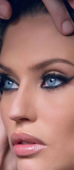 10 maquillages pour les yeux bleus ! - Beauté - Forum Mariages.net Braut Makeup, Bianca Balti, Makeup Tricks, Eye Make, Gorgeous Makeup, Love Makeup, Pretty Makeup, Pink Lips, All Things Beauty