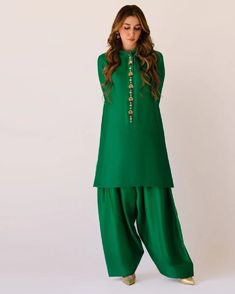 AZADI DEALS🇵🇰 UPTO 10% OFF on best-selling articles😍 Brand: Sammy K Tap the link in bio to shop 🛍️ Haldi Dress, Bridal Eye Makeup, Dramatic Classic, Pakistani Dress, Pakistani Dress Design, August 17