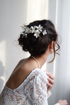 Complete your bridal look with this stunning White Floral Bridal Hair Comb. Handcrafted with meticulous attention to detail, this hairpiece features delicate clay flowers adorned with lustrous pearls, adding an elegant touch to your wedding ensemble. Whether you choose to wear it as a standalone accessory or pair it with other wedding hairpieces, this comb is perfect for the modern bride. Radiate timeless beauty and make a refined statement on your special day with this exquisite White Floral Bridal Hair Comb. 🫶🏻This large unique wedding hair comb measures 5.91 in (15 cm).  The large comb is 2.76 in (7 cm). 🫶🏻This small unique wedding hair comb measures 4.33 in (11 cm). The small comb is 1.50 in (3.5 cm). 🫶🏻The flowers are made of clay. 🫶🏻There are glass beads in the buds of the fl Minimalist Wedding Hair, Floral Bridal Hair Accessories, Wedding Bridesmaid Bouquets, Floral Bridal Hair, Flower Bridal Hair, Floral Wedding Hair, Bridal Hair Combs Pearl, Wedding Hair Clip, Bridal Hairpiece