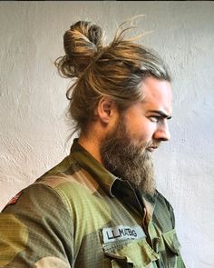 Viking Haircut, Man Bun Hairstyles, Beard Haircut, Men Beard, Mens Hairstyles Thick Hair, Cool Mens Haircuts, Haircut Men, Beard Hairstyle, Men Hair Color