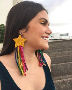 Brincos para o carnaval – Papo Fashion Karneval Diy, Burlesque Costumes, Pom Pom Earrings, Rainbow Star, Fabric Jewelry, Diy Costumes, Diy Earrings