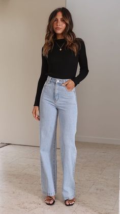 Simple And Chic Outfits, September Outfits Going Out, What To Wear In Your 30s, Light Jeans Outfit Fall, 30s Wardrobe, Black Long Sleeve Outfit, Straight Leg Jeans Outfits, Jeans Outfit Fall, Jeans Outfit Women