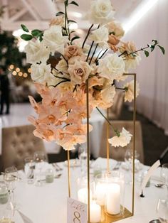 Wedding Centerpieces Champagne Color, Artistic Wedding Decor, Centrepieces For Weddings, Reception Flowers Centerpieces, Flowers Wedding Table, Neutral Wedding Inspiration, Elegant Wedding Centerpiece, Modern Wedding Flowers