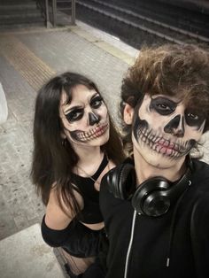 Skeleton Couple Costume, Couple Halloween Makeup, Skull Face Paint, Horror Halloween Costumes, Me And Who, Creepy Halloween Makeup