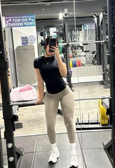 Workout Outfits Inspiration, Legging Gym Outfit, Outfit Gym Mujer, Work Out Outfits Women, Stylish Leggings Outfit, Look Academia, Ootd Gym, Volleyball Leggings, Gym Outfit Ideas