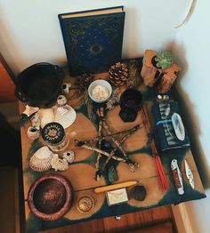 Wiccan Altar Ideas, Witchy Room, Witchcraft Altar, Witch Room, Wiccan Decor, Magia Das Ervas, Setting Intentions, Witch Spirituality