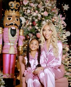 Christmas Party Friends, Raven Elyse, Diy Christmas Photoshoot, Family Christmas Pictures Outfits, Christmas Pictures Outfits, Mother Daughter Photoshoot, Pink Nutcracker