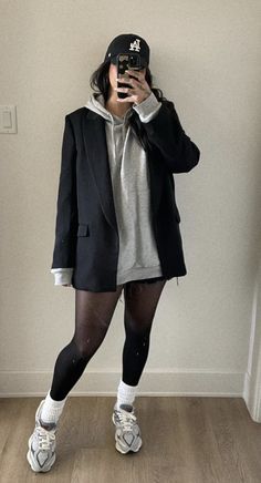 Sweatshirt With Dress Outfit, Alternative Rainy Day Outfit, Edgy Black Skirt Outfit, Stylish Oversized Outfits, Outfit Inspo Casual Winter, Loose Clothing Style For Women, Cool Black Outfits, All Black Winter Outfits, Baggy Sweatshirt Outfit