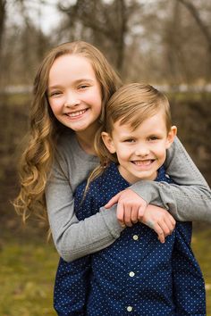 Siblings Poses For Pictures, Sister And Brother Poses, Brother And Sister Poses Photography, 2 Sibling Photo Poses, Brothers And Sister Photo Ideas, Sibling Picture Poses, Brother Sister Poses Photography, Brother Sister Photography Older, Kids Poses For Pictures