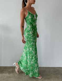 Cut on the bias from luxurious feeling fabric, this maxi dress features a statement keyhole neckline and low-cut back. Beach Long Dress, Floral Print Sundress, Backless Dress Summer, Summer Green, Long Beach Dress, Ankle Length Dress, Long Bodycon Dress, Flowers Print, Beach Wear Dresses