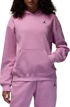 Looking for a little extra warmth? Grab this classic hoodie. Smooth on the outside and brushed soft on the inside, this midweight fleece gives you all the cozy feels with a roomy, relaxed fit. Fit & Design: Loose fit: roomy and relaxed Ribbed cuffs and hem Front pocket Embroidered Jumpman Fleece Outfit, Womens Athletic Outfits, Polo Sport Ralph Lauren, Jordans Women, Zip Hoodies, Womens Jordans, Nike Shox, Big Clothes, Women Lifestyle