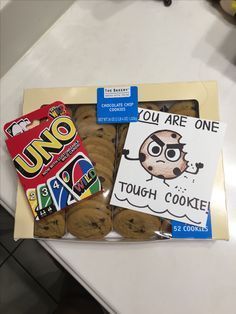 there are two cookies in the box and one is chocolate chip cookie with an uno sign on it