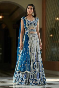 Scallop Dupatta, Orang India, Sheer Dupatta, Baju Kahwin, Zardosi Embroidery, Indian Outfits Lehenga, Applique Work, Embroidered Motifs, Gaun Fashion