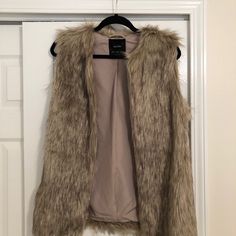 Bershka Faux Fur Vest! Tan/Brown With Hints Of White. Super Comfortable And Cute For Fall/Winter! Size Medium. Never Worn!! Brown Faux Fur Outerwear For Spring, Spring Brown Faux Fur Outerwear, Brown Vest, Faux Fur Vest, Faux Fur Vests, Fur Vest, Tan Brown, Faux Fur, Fall Winter