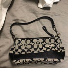 Nwot This Super Cute Coach Purse Is Perfect For Everyday Or A Special Occasion! It’s Very Spacious And Can Hold A Lot But Is Relatively Small For A Purse! The Handle Unclips On One Side So You Have The Option Of Making It A Wristlet! The Grey And Black Colors Make It Very Versatile! Never Used! 2000s Stuff, Coach Belt Bag, Coach Edie Shoulder Bag, Turquoise Purse, Orange Purse, Luxury Bags Collection, Leather Billfold, Cute Purse, Coach Crossbody Purse