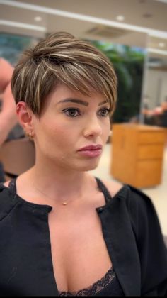 Instagram Different Hair Cut, Shorthair Haircut, Beckham Hair, Short Hair Images, Beautiful Blonde Hair, 15 April, Short Hair Pixie Cuts, Edgy Short Hair, Short Choppy Hair