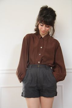 Casual hair, shirt/blouse, shorts Brown Silk Blouse, Tokyo Street Fashion, Quoi Porter, Look Plus Size, Shirt Hair, Casual Hairstyles, Looks Street Style, Brown Silk, Grunge Style