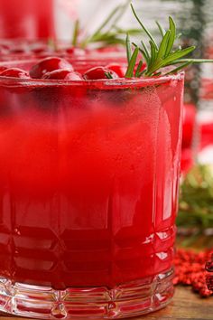 Mistletoe Punch - My Incredible Recipes Mistletoe Punch, Christmas Party Punch, Soda Drinks Recipes, Easy Christmas Drinks, Xmas Foods, Holiday Drinks Alcohol Christmas, Christmas Beverages, Party Punch Recipe, Cocktail Punch