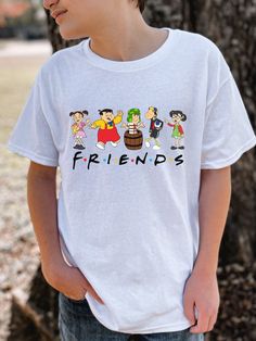 Friends shirt for kids, El Chabo del 8 Shirt, Friends shirt, Spanish Saying shirt, Hispanic shirts, El Chavo If you have any questions about the shirt please message us. We are happy to help! FABRIC KEY FEATURES ▸ Unisex Heavy Cotton Tee ▸ Solid colors are 100% cotton ▸ Heather colors are 50% cotton & 50% polyester ▸ Sport Grey is 90% cotton & 10% polyester ▸ Antique colors are 60% cotton & 40% polyester ▸ Shirt is made in the USA SHIRT SIZING ▸ This T-shirt is Unisex Style ▸ Runs true to size (please see size chart in photos for measurements) ▸ If going for a more fitted look, order one size down. ▸ If going for a comfy or slightly oversized look, order your regular size. ▸ If going for a truly oversized look, order one size up. COLORS AVAILABLE ▸ This shirt comes in 2 different colors: W Funny White Shirt With Cartoon Print, Roanoke Va, Polyester Shirt, Usa Shirt, Friends Shirt, Kids Tops, Unisex Style, Unisex Fashion, Heavy Cotton