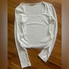 Great Condition Never Worn Brandy Melville Tops Long Sleeve, Brandy Melville Winter, Brandy Clothes, Brandy Melville Clothes, Brandi Melville, White Long Sleeve Tops, Brandy Melville Shirts, Tops Brandy Melville, Cozy Clothes