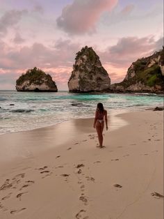 Jackie Alice, Picture Ideas Instagram, Poses Pictures, Nusa Penida Bali, Vacation Pics, Diamond Beach, Gif Instagram, Nusa Penida, Beach Photography Poses