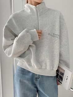 DAZY Sudadera con estampado de letra cremallera media de hombros caídos | SHEIN USA Sweatshirt With Pockets, Light Grey Sweatshirt Outfit, Grey Sweatshirt Outfit, Gray Sweatshirt Outfit, Preppy Chic Outfits, Zipper Outfit, Big Hoodies, Comfy Casual Outfits