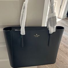 New, Never Used With Tags. Medium Black Kate Spade Tote Bag. Kate Spade Handbags Totes, Senior Essentials, Worm Aesthetic, Designer Essentials, Tote Bags For College, College Tote, Corporate Girl, Uni Bag, Tote Bags For School