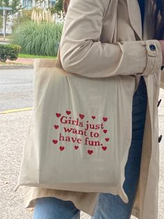 Tote Bag Inspo Aesthetic, Ecobag Design Ideas, Tote Bag Design Ideas Aesthetic, Tote Bag Aesthetic Design, Decorated Tote Bags, Diy Tote Bag Design, Handpainted Tote Bags, Totes Ideas, Diy Tote