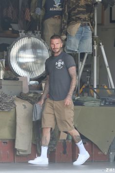 Beckham David Style, David Beckham Summer Style, David Beckham Street Style, Guy Streetwear Aesthetic, David Beckham Summer, David Beckham Fashion, Outdoors Mens Fashion, David Beckham Casual, David Beckham Outfit