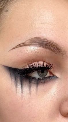 black eyeshadow looks High Fae Makeup, Ghost Makeup Halloween, Pelottava Halloween, Maquillage Halloween Simple, Spooky Makeup, Halloweenský Makeup, Holloween Makeup, Cute Halloween Makeup, Halloween Eye Makeup