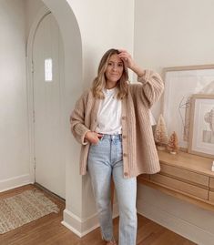 Teacher Appropriate Outfits, Cardigan Ideas, Beach Hippie, Mom Jeans Outfit, Mum Fashion, Cocoon Cardigan, Fashion Line, Spring Style, Outfit Goals