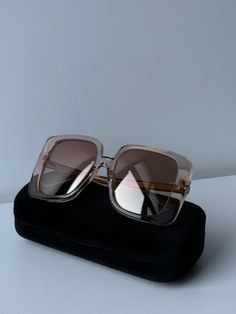 Dale un toque de lujo a tu look con las gafas de sol cuadradas extragrandes Gucci GG1314S. Elaboradas con lentes espejados color champán, estas gafas de sol ofrecen un llamativo marco de color rosa champán con detalles dorados, lo que las convierte en un accesorio ideal para una fashionista. El diseño liviano garantiza la máxima comodidad y estilo, perfecto para un día soleado. 




 Gafas de sol Gucci GG1314S 005.

 Forma cuadrada de gran tamaño.
 Protección 100% UVA y UVB.
 Tamaño de ojos de 55 mm. Tamaño del puente de 19 mm. Tamaño de patillas de 140 mm.
 Hecho en Italia.
 Viene con un estuche rígido de terciopelo en tonos joya de Gucci, una bolsa de satén, un paño de limpieza y tarjetas.
 100% auténtico y sin uso. Gucci Gold Sunglasses For Summer, Gucci Gold Sunglasses With Gradient Lenses, Chic Shield Sunglasses For Summer Formal Events, Chic Shield Sunglasses For Formal Summer Events, Clear Sunglasses For Formal Summer Events, Formal Clear Sunglasses For Summer, Elegant Tinted Shield Sunglasses For Beach, Gucci Gold Sunglasses With Uv Protection, Gucci Gold Tinted Sunglasses