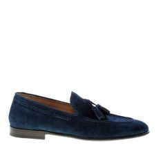 StrikeCalzature Web Luxury Shoes Store Calzature Uomo / Men Shoes Calzature Donna / Women Shoes I nostri Marchi / Our Brands MARINI men shoes Blue suede made in Italy almond toe loafer with tassels       MARINI Marini scarpe uomo Mocassino artigianale in camoscio blu con nappine e vaschetta cucita sulla punta. Suola in cuoio flessibile Made in Italy Modello: 2428 VELOURBLU Collezione: Primavera-Estate Prezzo di listino: Euro 270   Marini men shoes Blue suede made in Italy almond toe loafer with Blue Suede Slip-on Tassel Loafers, Navy Suede Loafers For Formal Occasions, Shoes Store, Shoes Blue, Shoe Store, Blue Suede, Blue Shoes, Primavera Estate, Mens Casual Shoes