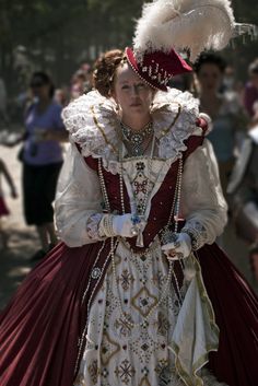 Elizabeth I at Tennessee Renaissance Festival. (simply because I have no other board to pin this to - but how COOL) Masquerade Costume Ideas, Elizabethan Fashion, Tudor Costumes, Medieval Garb, Masquerade Costumes, Queen Costume