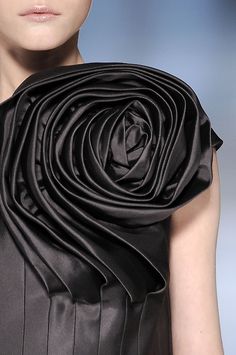 3D fabric rose detail - sculptural layering; fabric manipulation in fashion design; fashion details // Valentino Mode Rose, Origami Fashion, Valentino Haute Couture, Rosé Details, Fabric Roses, Couture Collection