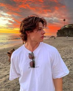 Hot Boyfriend Hair, Brunette Guy Aesthetic, Hot Boyfriend Haircut, Cute Brunette Guys, Brunette Guy, Brunette Guys, Boyfriend Haircut, Beach Hairstyles Men, Sam Dezz