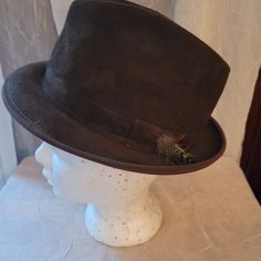 Up For Your Consideration Is Vintage Jcpenney Suede Fedora. This Hat Is A Size 7 1/4 - 7 3/8. It Is In Excellent Condition, Appears To Be Unworn And Ready To Be Worn. Please See Pictures As They Are Worth A Thousand Words. Ask Any Questions You May Have. Vintage Leather Brimmed Hat, Vintage Leather Hat With Short Brim, Vintage Leather Fedora Hat Band, Vintage Leather Fedora With Flat Brim, Spring Leather Fedora With Short Brim, Vintage Top Hat With Short Brim For Fall, Vintage Short Brim Top Hat For Fall, Vintage Brown Fedora For Formal Occasions, Adjustable Vintage Felt Hat For Fall