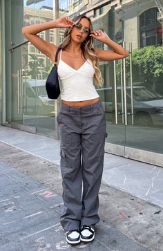 Charcoal Cargo Pants Outfit, Outfits With Grey Cargo Pants, Grey Cargo Outfit, Grey Cargo Pants Outfit, Marlene Pants, Early 2000 Fashion, Cargo Design, Cargo Outfit, Grey Cargo Pants