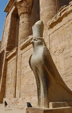 an egyptian statue in front of the temple of hatsheut