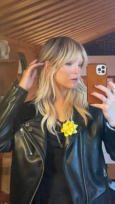 Soft Shag Haircut Long Bangs, Highlights Shag Hair, Edgy Shaggy Haircuts, Taylor Swift Shag Haircut, Shag Mullet With Curtain Bangs, Dark Blonde Shag, Soft Mullet Haircut Straight Hair, Blonde Edgy Hair, Shag Balayage