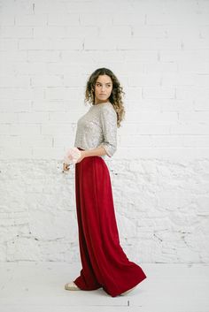 Get ready to shine at your next special event with this stunning 2-piece outfit that combines glamour and elegance with a modern twist. This set features a silver sequins top that sparkles with every movement. The round neckline and 3/4 sleeves offer subtle sophistication, while the open back, closed with a delicate button, adds a charming detail. The dark red palazzo pants complete the look with their long and wide design, providing comfort and an impressive style. PRODUCT FEATURES:  * 2-piece Elegant Red Maxi Length Set, Chic Floor-length Sets For Festive Occasions, Red Glamorous Festive Sets, Festive Red Glamorous Sets, Elegant Holiday Party Sets, Glamorous Red Sequined Sets, Red Party Wear Sets For Evening, Red Holiday Party Sets, Festive Sequined Maxi Length Sets