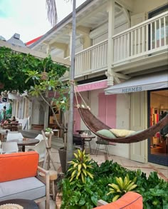 A charming café on a boho street in St. Barths, set against the backdrop of the Hermès store, creates an enchanting scene. Saint Barts Aesthetic, Saint Barths Outfits, St Barts Aesthetic, St Barths Aesthetic, Saint Barts, Pic Inspo Aesthetic, Aesthetic Boat, Boat Aesthetic, Aesthetic Curly Hair